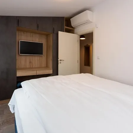 Seaman's House Apartment *